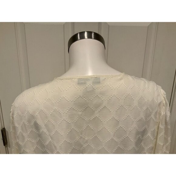 Elizabeth and James Cream Geometric Textured V-Neck Blouse, Size XXL - Picture 8 of 9
